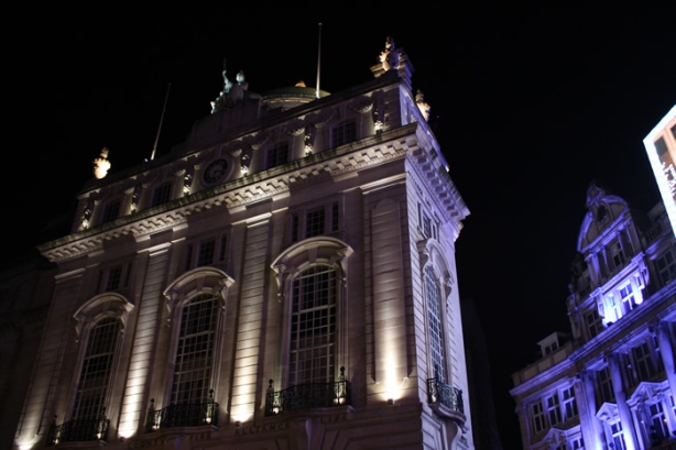 夜晚伦敦特拉法加广场(Trafalgar Square)附近的建�物