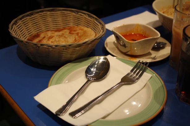 夜了，就在唐人街里的马来西亚餐馆共进晚餐。猜猜这两片Roti Canai卖多少钱。�案待会自有分晓