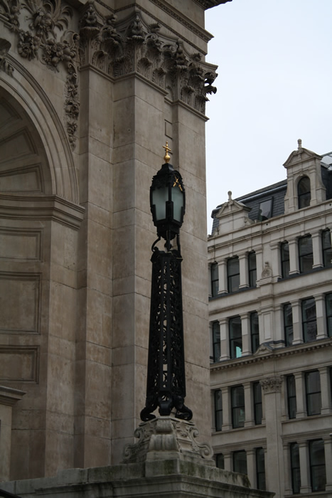 教堂旁的灯柱